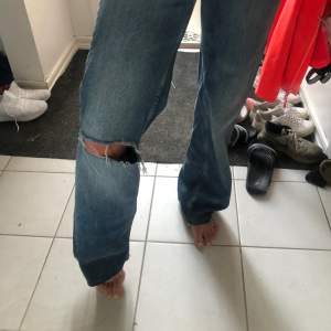 Ett par lågmidjade jeans med snyggt hål, från zara💕
