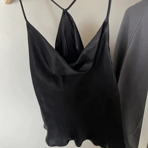 Zara silkes topp - Jätte fin silkes topp med öppen rygg som är sjukt fin! Obs se andra bild för bak! Nästan aldrig använd