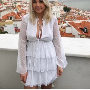 Vit klänning från NAKD X Linn Ahlborg   - En superfin vit klänning från Linn ahlborgs kollektion tillsammans med NAKD, i storlek 34 (passar en 36a). I gott skick! OBS lånad första bild.