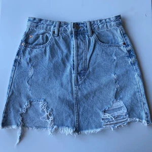 Jeanskjol - En fin jeanskjol i storlek S💓 Den är använd men i bra skick. Lite kortare där fram med tanke på det slitna tyget. 