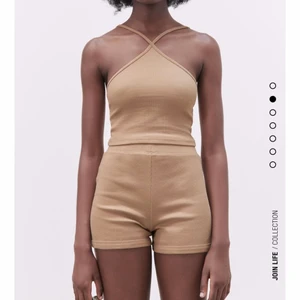 beige topp - säljer denna fina toppen i storlek S. använd ett fåtal gånger! 