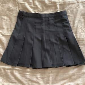 Grå pleated kjol från Weekday i storlek 36. Den är helt oanvänd och därav i nyskick. 🤍