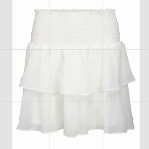 Volang kjol från chelsea  - Helt ny kjol från Chelsea som är använd 1 gång, säljer pga att jag inte kommer använda den mer. Det är storlek s men passar på mig som har xs/s och även m kan ha den då den är väldigt stretchig. Nypris 449kr,, buda💕💕💕 (frakten ingår i priset!)