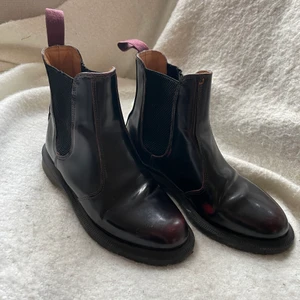 Dr. Martens  - Säljer mina Dr. Martens då jag aldrig använder dem. De är mörkt röd bruna och blir bara snyggare med tiden! Kunden står för frakten🌸