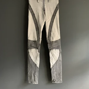 Jeans från Acne - Coola jeans från Acne i ljus och mörk grå. Stretchigt material. Skicket är fint förutom ett litet hål på knät. Stl 25/32. 