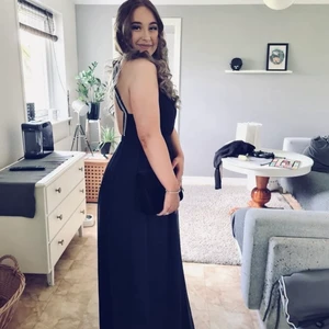 Bubbelroom?? Stl 38 - Marinblå balklänning med öppen rygg som markeras med fint glitter och stenar, sträcker sig även fram till halsen, klänningen har hög krage (?) samt slits. Klänningen är uppsydd (är 1,65) samt insydd vid brösten men det går att sprätta upp. Använd vid två tillfällen (suck i nian samt balen 2021) men har tyvärr tappat några stenar och blivit lite trådig men inget man ser direkt. Kommer inte användas mer. Vart min drömklänning men gör ingen nytta hos mig längre. Osäker på märke💕