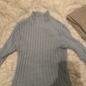 Tajt stickad tröja från madlady strl M - En fin taket stickad tröja från madlady!! Strl M men psssar S också.  Tyvärr för liten för mig:( nyskick!!❤️