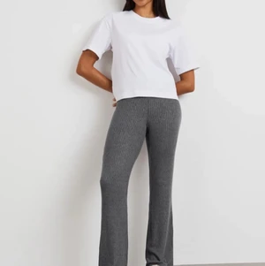 Gråa utsvängda mjukisar  - Grå utsvängda mjukisar från Gina. Köpte fel storlek så nästan helt oanvända. Om du är intresserad så kan du alltid höra av dig för fler bilder eller mer information. Betalningen sker via Swish.