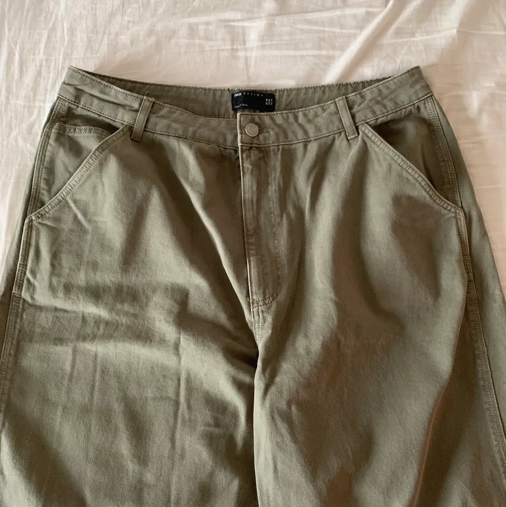 Helt oanvända khaki-gröna chinos/jeans i storlek 46! ✨🌸 Köparen står för frakt 😊. Jeans & Byxor.