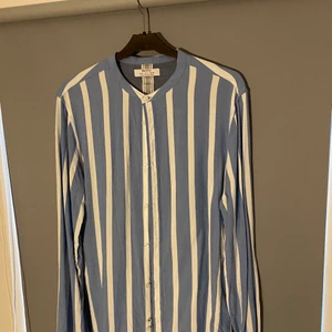 Snygg skjorta från Bershka  - Ganska tunn och i bra skick