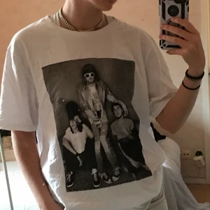Nirvana T-shirt - Cool oversized vit T-shirt med Nirvana på samt smileyn där bak i strl M. Knappt använd så bara att stryka den lite så är den så gott som i nyskick. Köparen står för frakt✨
