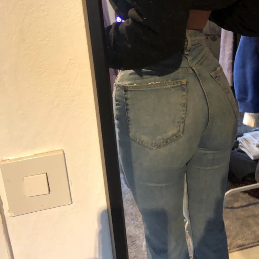 Bootcut jeans ”Sienna” från Gina i storlek 34💙 slitningarna på knäna har jag gjort själv!. Jeans & Byxor.