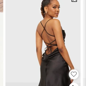 Satin klänning - Satin klänning från Nelly med öppen rygg i storlek L (passar även M), den är bara provad och sitter jätte fint. Säljer för att den inte har kommit till användning💗köparen står för frakt🥰