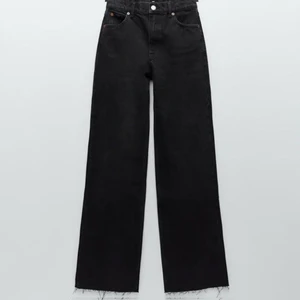 Svarta jeans från zara  - Obs inte mina bilder! Helt nya Svarta jeans från zara! köpta på plick men inte använda 🥺 passar om man är kortare!!