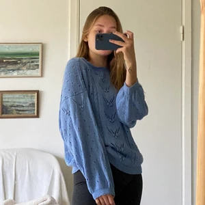 Stickad blå tröja  - Jääättefin stickad tröja köpt vintage! 💙 Passar S/M perfekt, knappt använd 💙