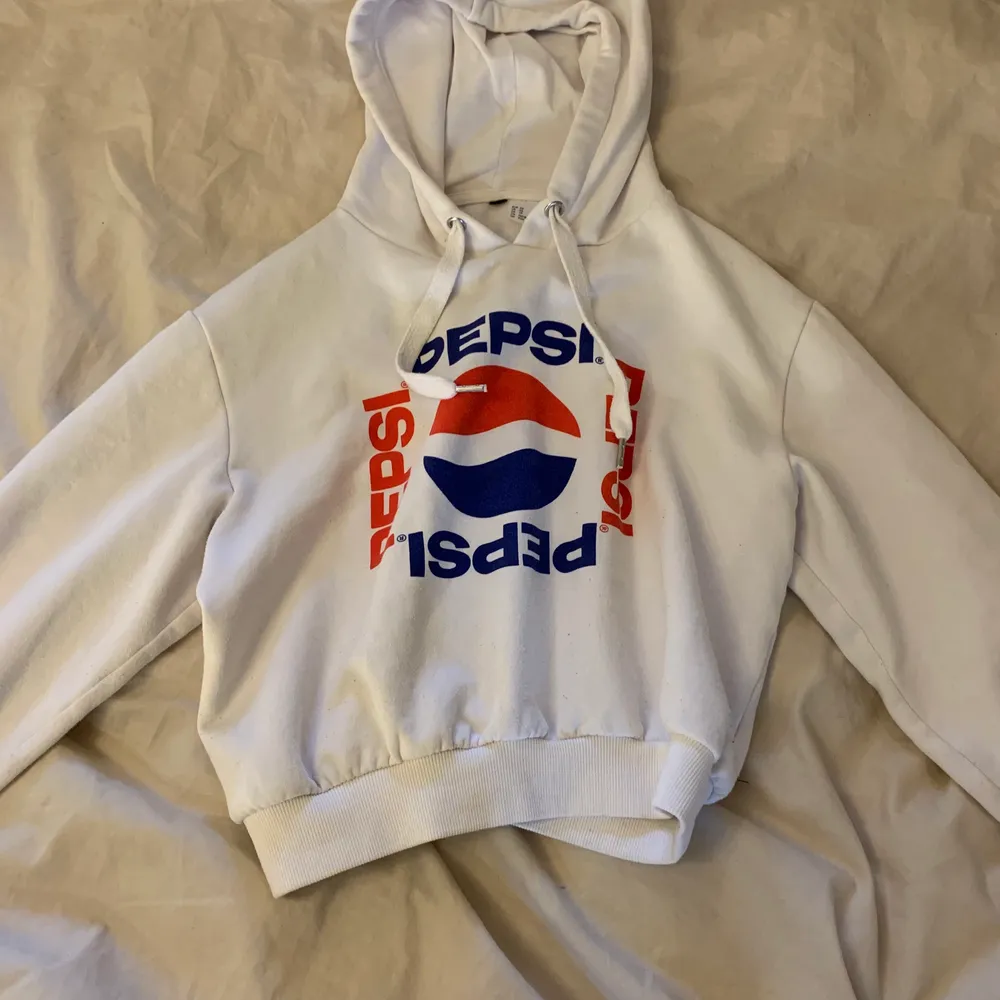 Pepsi hoodie från HM (divided) storlek xs, jättefin passform, bra skick                    Köparen står för frakten (66kr)☺️. Hoodies.