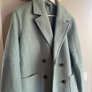 Ljusturkos kappa från HM, storlek S - Medellång kappa från HM, storlek S men passar medium också. Fint skick, använd max 5 gånger. Perfekt till höst/vinter. Färger gör sig inte riktigt rätta på bild, lite mer färgstark i verkligheten.