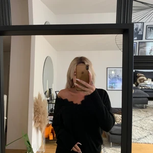 Tröja med spets - Svart tröja med spets upptill, dösnygg