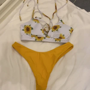 Bikiniöverdel + nederdel - Helt oanvända båda två. Köpt i somras i storleken S, passar även XS. Toppen går att justera där bak då man kan dra och knyta som man vill. Bikinitrosan passar S och även M. 