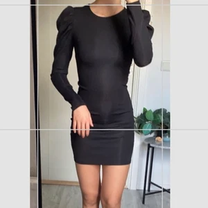 Klänning  - Svart klänning från hm,jättebra skick. Köparen står för frakten 