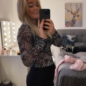 Mönstrad mesh tröja - Mesh tröja från hm som jag köpte för 250kr och säljer för 200kr inklusive frakt pga nästintill oanvänd. Bara tagit kort i den🧸💕Storlek S men både tajt och töjbar så passar M med, armarna är långa🧸💕