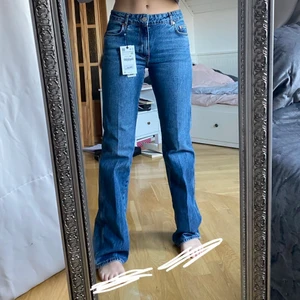 Zara mid rise jeans - Helt nya zara mid rise jeans. Modellen heter JEANS ZW THE NESS FULL LENGTH. Köpta för 399kr. Skriv om du har något prisförslag🧚🏼‍♀️ jag är 166 cm. Och det är storlek 36. Tycker personligen de är lite små för mig. 
