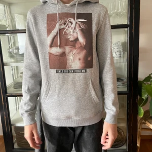 Grå 2pac hoodie - En grå 2pac hoodie i bra skick. Knappt använd och har inga stora och synliga fläckar eller skador. Säljer för 170kr utan leverans och 240kr med frakt.  