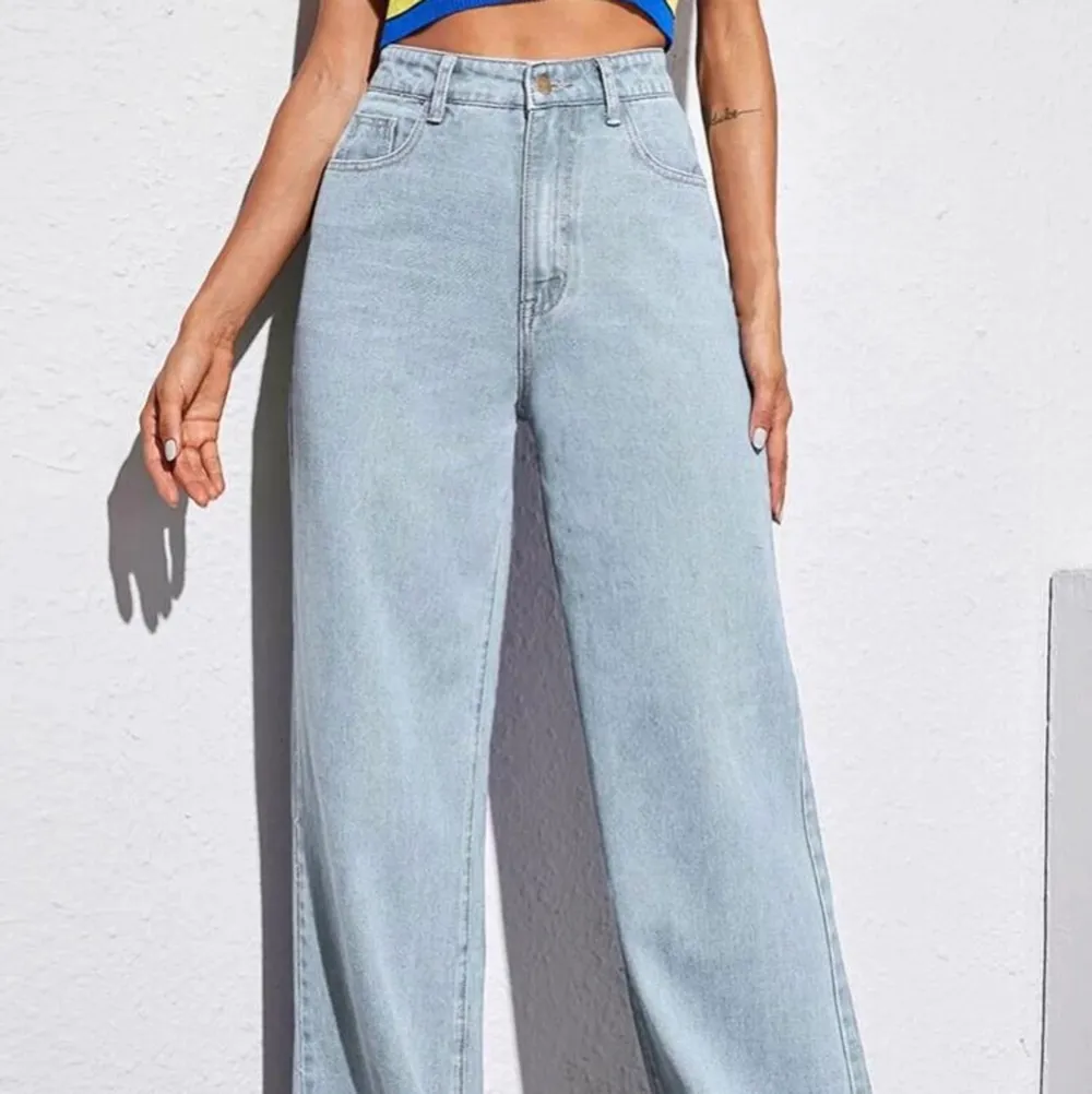 Säljer dessa jättefina wideleg jeans, då de inte kommer till någon användning.💞 Säljer för 130kr plus frakt på 66kr🥰 Skriv gärna om ni vill ha enga bilder:). Jeans & Byxor.