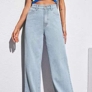 Säljer dessa jättefina wideleg jeans, då de inte kommer till någon användning.💞 Säljer för 130kr plus frakt på 66kr🥰 Skriv gärna om ni vill ha enga bilder:)