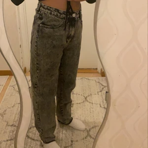 Jeans  - Säljer dessa gråa jeans, de sitter bra i längden för mig som är 157-8, har aldrig använt dessa ❤️ + frakt 