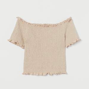 Säljer 2x off shoulder toppar från Hm i strl M, de är dock rätt små av sig passar drf xs-m. Rosa+ beige topp för 80 kr, annars 50 kr st