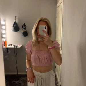 Topp från zara - Rosa topp från zara. Köpt i somras och använd 2 gånger. Är i fint skick och är i storlek xs men passar S.