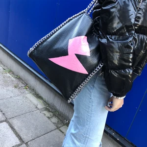 Blixt-väska - Säljer nu min egengjorda blixt-tiamoväska. Den är nästan i nyskick. Bara ett trasigt snöre men går att laga. Köp direkt för 450kr🌟 budgivningen startar ifrån 250kr❤️❌buda i kommentarerna❌