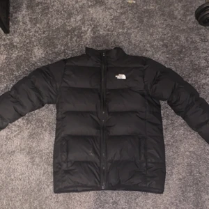 the north face puffer jacket  - den har ett litet hål på armen som är lagat annars är den som ny