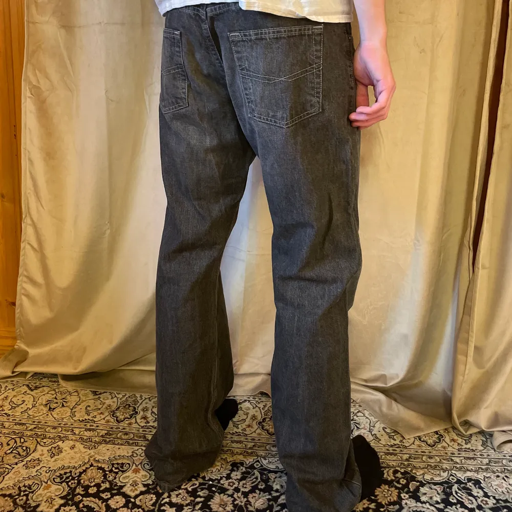 Gråa jeans med perfekt fit. Bra skick!  Jag är 182cm lång.. Jeans & Byxor.
