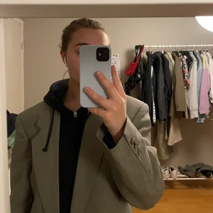 Oversize kavaj - Grå oversize kavaj i bra skick, har någon fläck på ärmen, men är annars i bra skick 