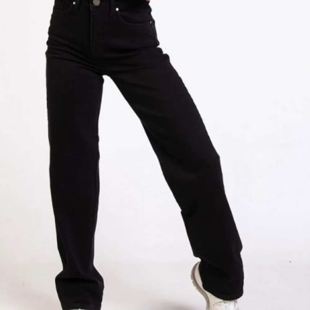 VIDA JEANS - HIGH WAIST från Madlady som använts 1 gång!! Dom är som nya och syns inte ens att det blivit använda. Jag är 170cm. . Jeans & Byxor.