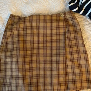 kjol  - Rutig kjol med Dark academia aesthetic. Den är större i midjan an 36 