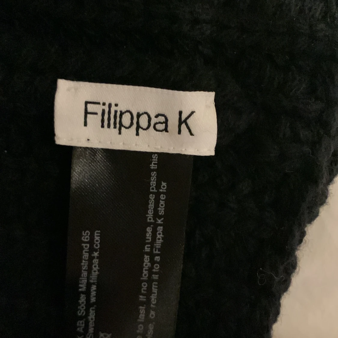 Svart ribbad mössa  - 91