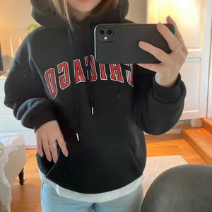 Hoodie  - Hoodien är s. Jag brukar ha xs och denna hoodien sitter oversized på mig. (Skicka om ni vill ha fler bilder eller undrar något)🥰