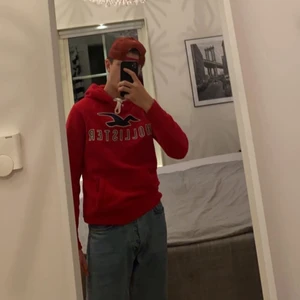 Hollister Hoodie storlek S - Säljer denna nästan helt nya Hollister hoodien i storlek S återigen åt min kille. Min kille har storlek M och den passar honom, så den passar S/M. Superfin och i väldigt bra skick🔥 säljer för 150kr då nypris är 479kr, (+66kr frakt) 