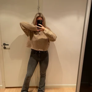 Jeans - Bootcut jeans från Gina tricot, ett hål på ena sidan men bra skick förövrigt 