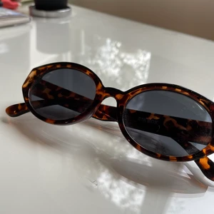 Solglasögon från BikBok  - Ett par jättesnygga solglasögon från Bikbok. Aldrig använda, säljer då jag tycker att modellen inte passar mig :)) 