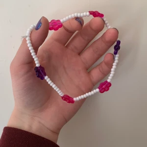 Blommigt pärlhalsband!❤️ - Pärlor!