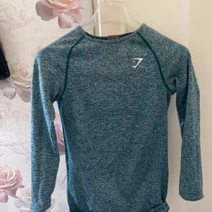 Tight träningströja, gymshark  - Säljer denna fina träningströja från gymshark, kommer tyvärr inte till användning 😢