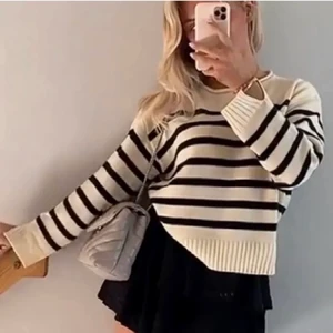 S - Första två bilderna är lånade men sista är min egna👌🏽👌🏽Super snygg trendig tröja🤩Budgivnig vid många intresserad annars köp direkt för 400kr