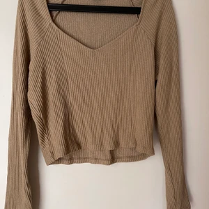 Gina tricot, topp - En brun/beige topp från Gina tricot i storlek XL. Använd Max 2 gånger, super skön. 💗