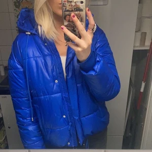 Blå vinter jacka - En jätte fin och varm blå vinter jacka! Från Urban classics som inte finns längre att köpa , som använts sparsamt då jag har andra jag använder mer, köp direkt för 550, nypris ca 800/900, den är i storlek xs och jag är ca 172