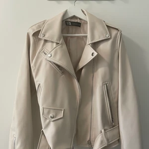 Skinnjacka Beige från Zara - Säljer min skinnjacka från Zara i strl XL men passar alla mellan 36-42 beroende på att den är liten i storleken. Använd 2 gånger, inköpt i våras från Zaras hemsida. Pris går att diskuteras ❤️