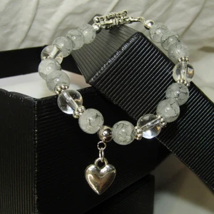 Armband - Handgjort armband av högkvalite material. Nickelfria metalldelar i silver färg. Frakt ingår i priset.